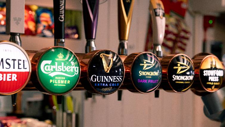Draught lagers taps. Amstel, Carlsberg, Guiness Extra Cold, Strongbow